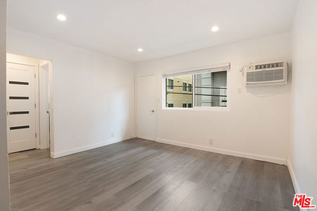 Image 12 of property listing at 514 S Mariposa Avenue, Los Angeles, CA 90020