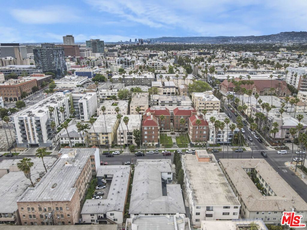 Image 14 of property listing at 514 S Mariposa Avenue, Los Angeles, CA 90020