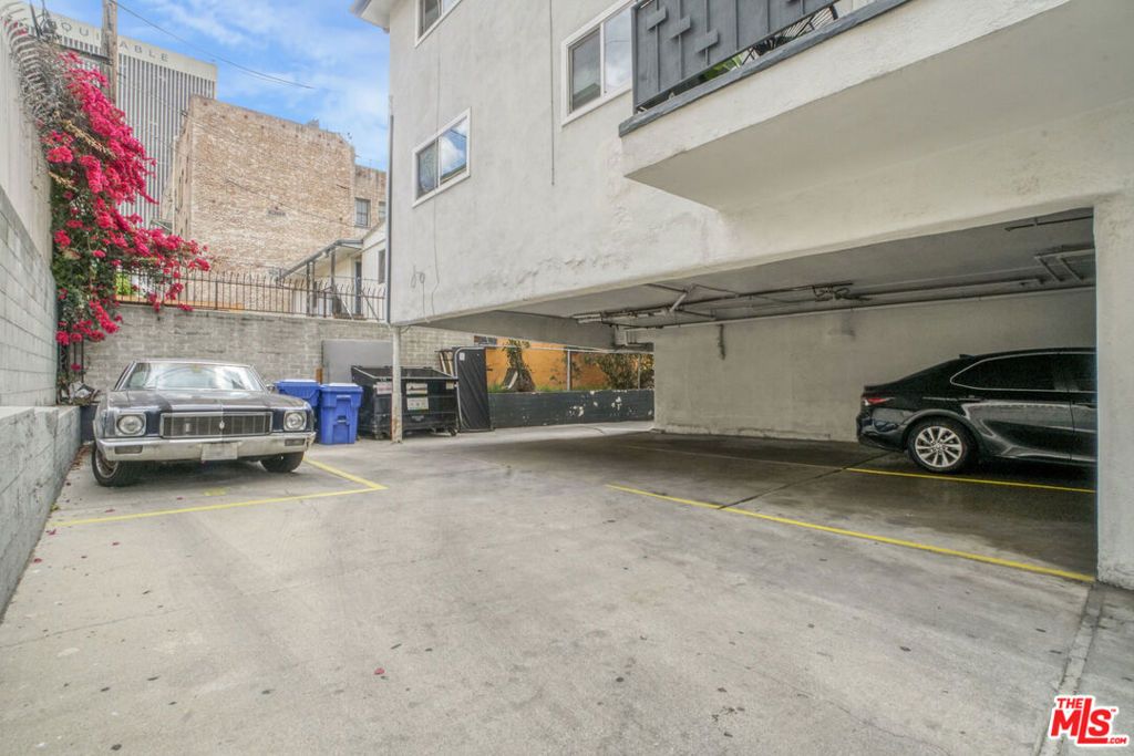 Image 17 of property listing at 514 S Mariposa Avenue, Los Angeles, CA 90020