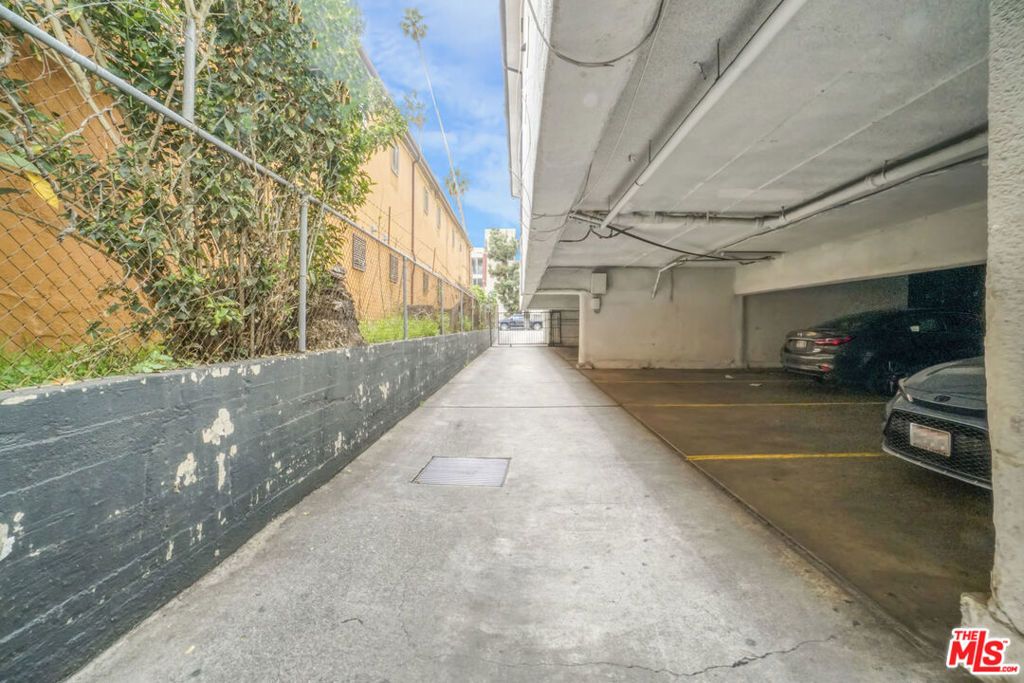 Image 18 of property listing at 514 S Mariposa Avenue, Los Angeles, CA 90020