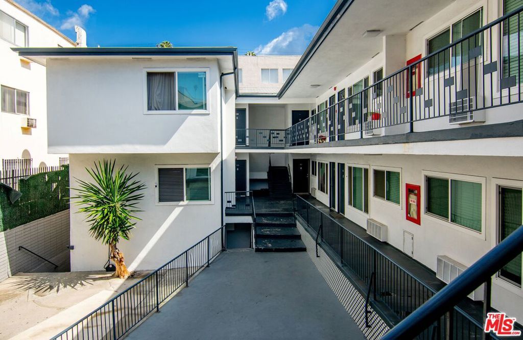 Image 29 of property listing at 514 S Mariposa Avenue, Los Angeles, CA 90020