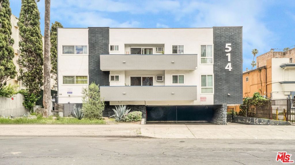 Image 3 of property listing at 514 S Mariposa Avenue, Los Angeles, CA 90020
