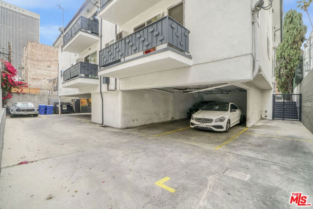 Image 4 of property listing at 514 S Mariposa Avenue, Los Angeles, CA 90020