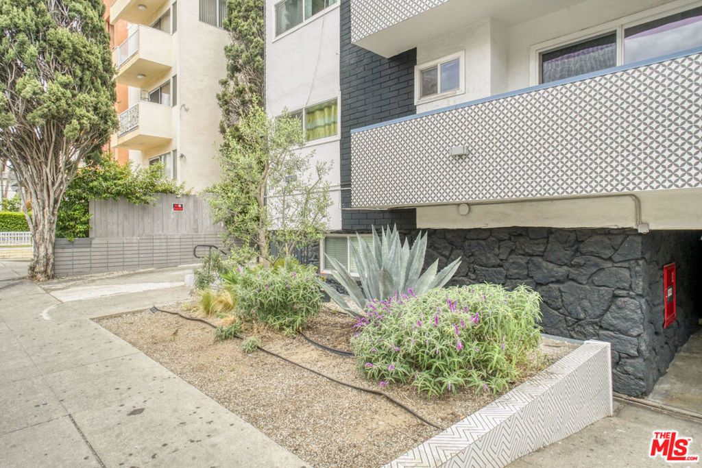 Image 6 of property listing at 514 S Mariposa Avenue, Los Angeles, CA 90020