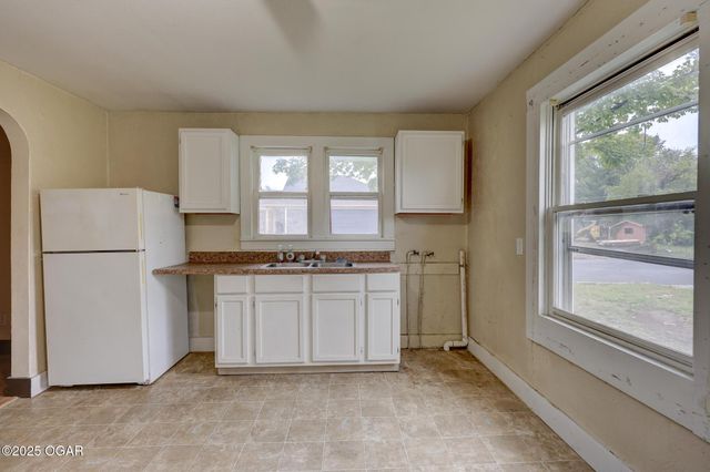 702 N Ball Street, Webb City, MO 64870