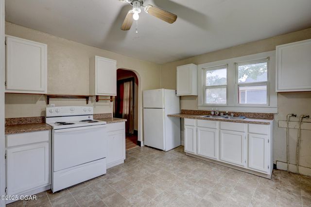 702 N Ball Street, Webb City, MO 64870