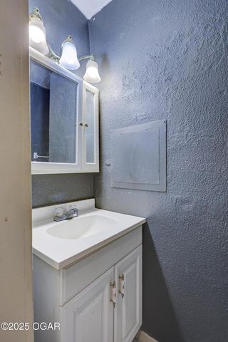 702 N Ball Street, Webb City, MO 64870