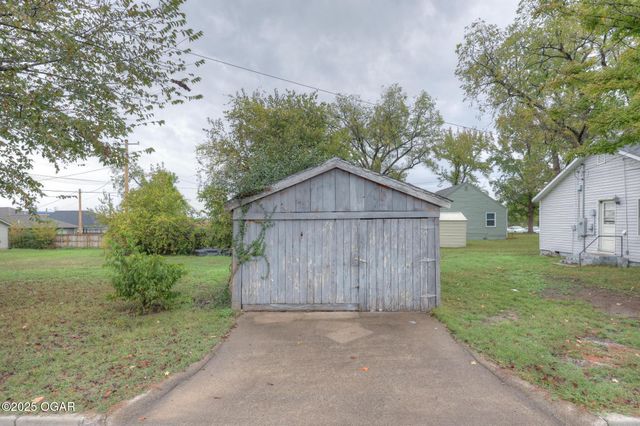 702 N Ball Street, Webb City, MO 64870