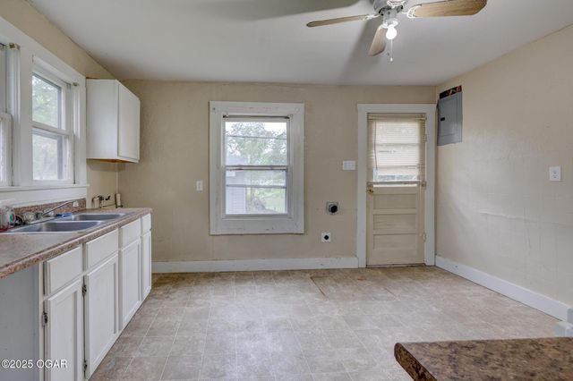 702 N Ball Street, Webb City, MO 64870