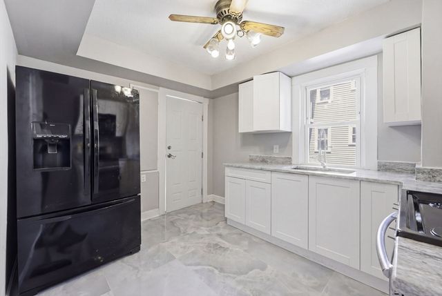 62 Kenyon St, Springfield, MA 01109