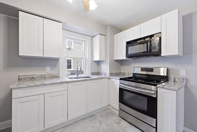 62 Kenyon St, Springfield, MA 01109