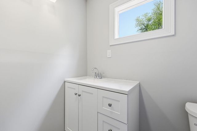 62 Kenyon St, Springfield, MA 01109
