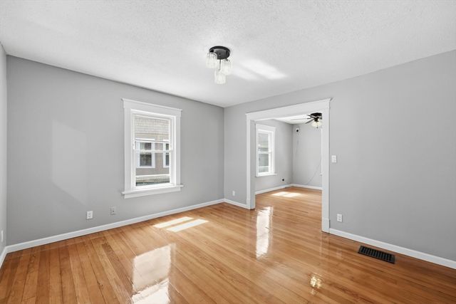 62 Kenyon St, Springfield, MA 01109