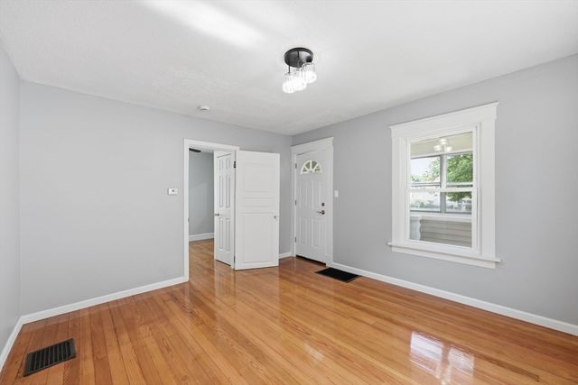 62 Kenyon St, Springfield, MA 01109