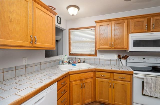 120 Hillside Drive Drive, Baldwin City, KS 66006