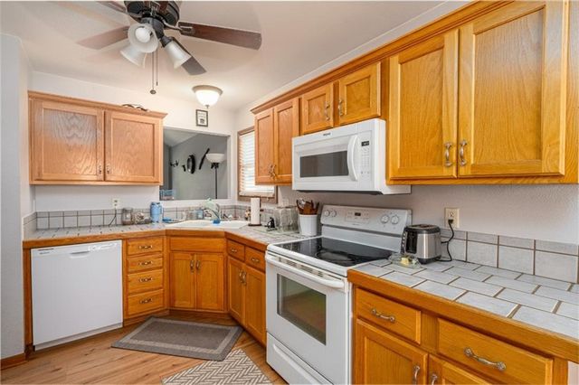 120 Hillside Drive Drive, Baldwin City, KS 66006