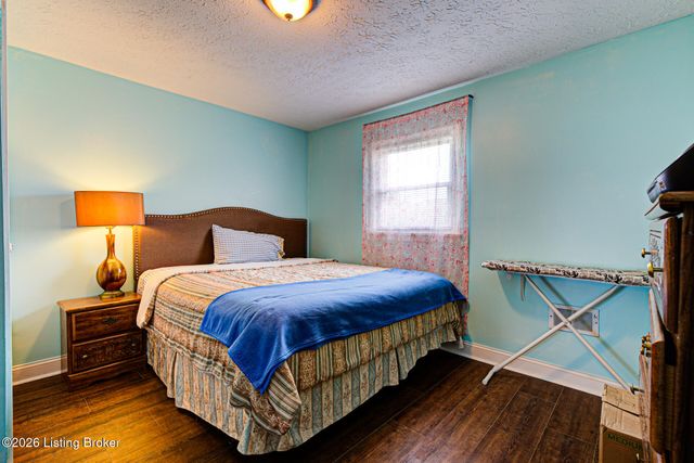 4430 Woodgate Ln, Louisville, KY 40220