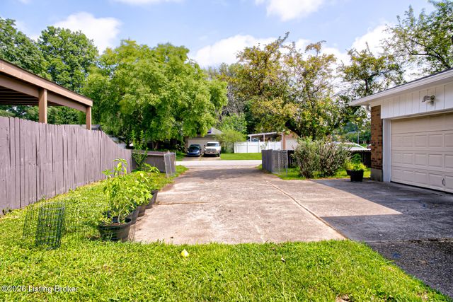 4430 Woodgate Ln, Louisville, KY 40220