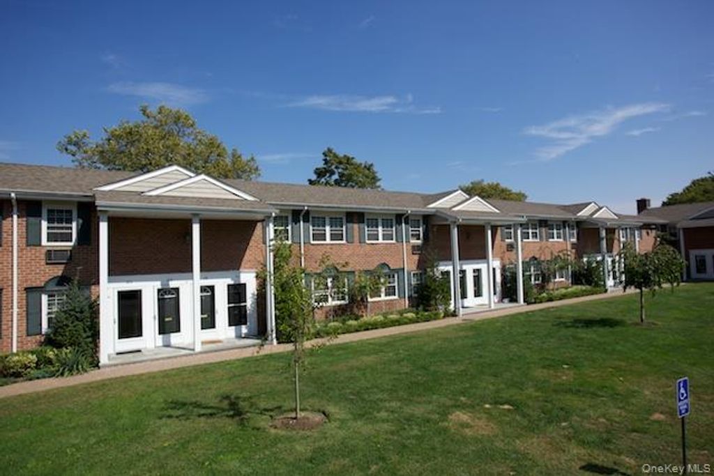 80 S Clinton Avenue 6A, Bay Shore, NY 11706