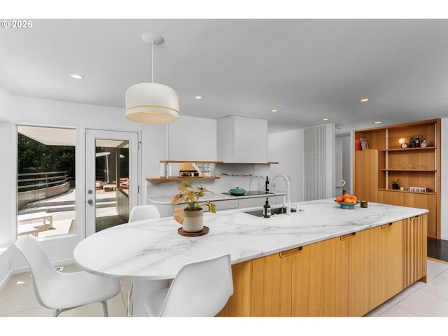 2725 Sw SHERWOOD Dr, Portland, OR 97201