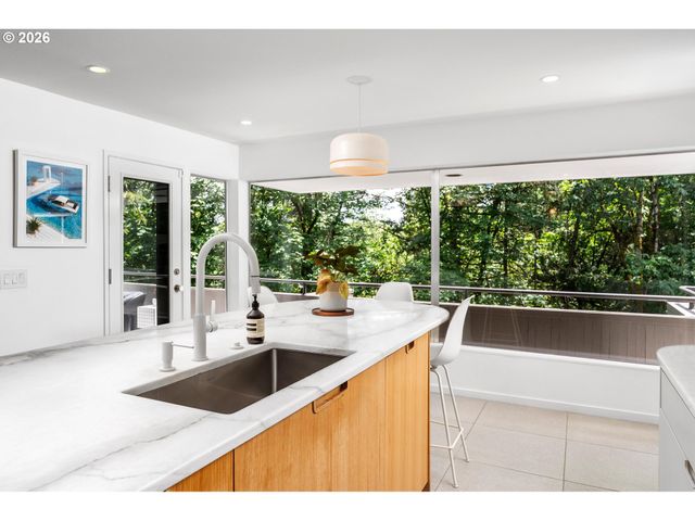 2725 Sw SHERWOOD Dr, Portland, OR 97201