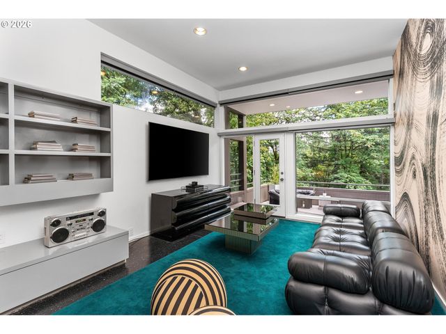 2725 Sw SHERWOOD Dr, Portland, OR 97201