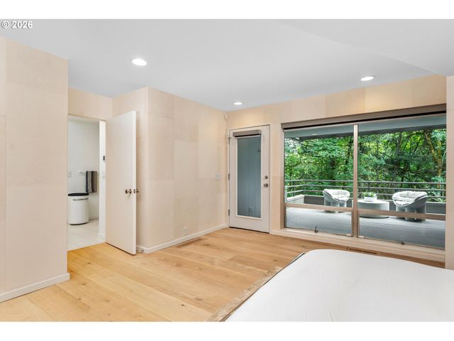 2725 Sw SHERWOOD Dr, Portland, OR 97201