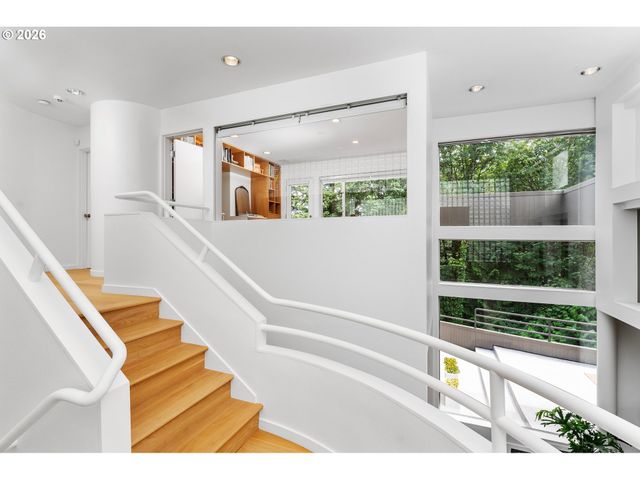 2725 Sw SHERWOOD Dr, Portland, OR 97201
