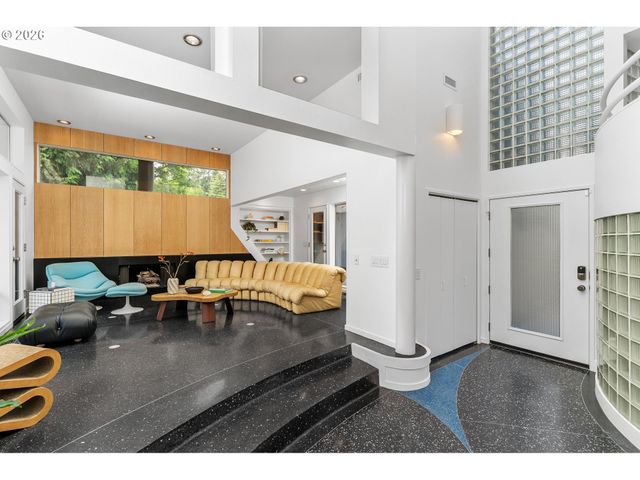 2725 Sw SHERWOOD Dr, Portland, OR 97201