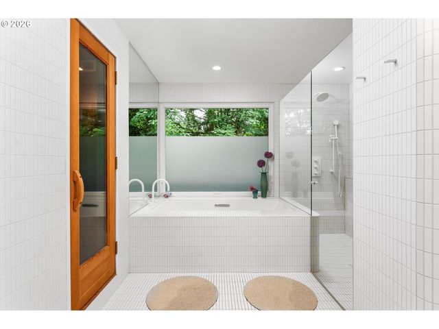 2725 Sw SHERWOOD Dr, Portland, OR 97201