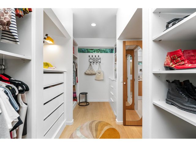 2725 Sw SHERWOOD Dr, Portland, OR 97201
