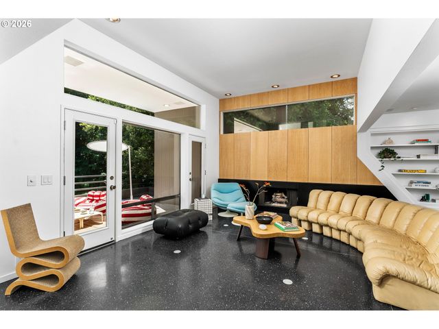 2725 Sw SHERWOOD Dr, Portland, OR 97201