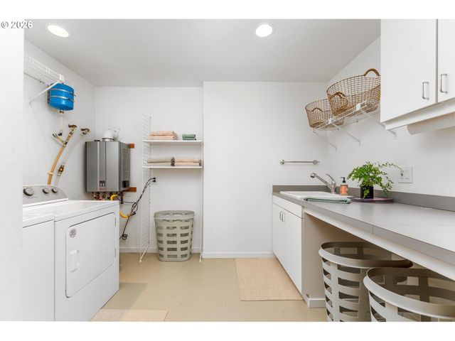 2725 Sw SHERWOOD Dr, Portland, OR 97201