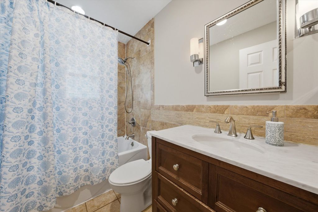Image 11 of property listing at 15726 LARAMIE Avenue, Oak Forest, IL 60452