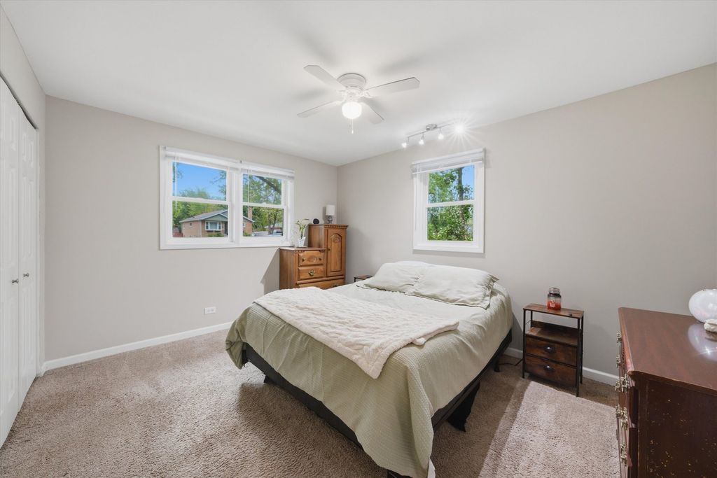 Image 9 of property listing at 15726 LARAMIE Avenue, Oak Forest, IL 60452