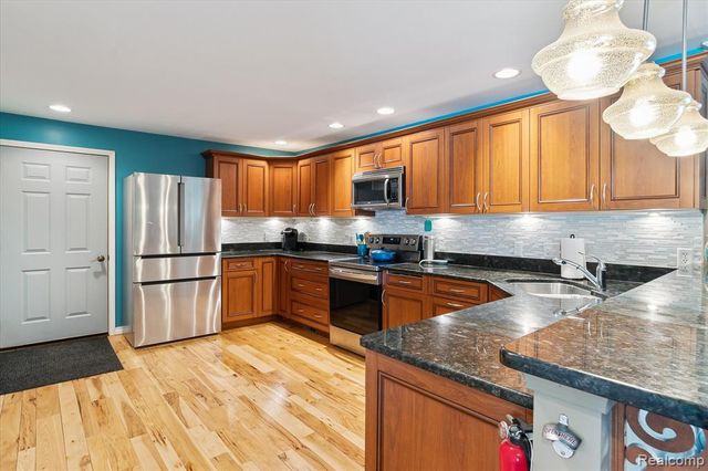 2340 Lakeview Drive, Brooklyn, MI 49230