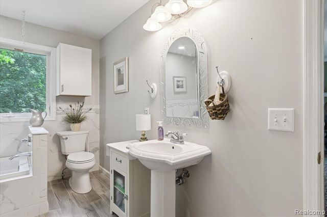 2340 Lakeview Drive, Brooklyn, MI 49230