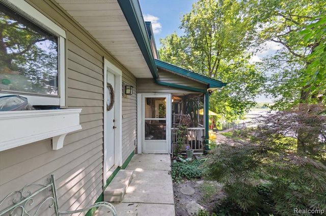 2340 Lakeview Drive, Brooklyn, MI 49230