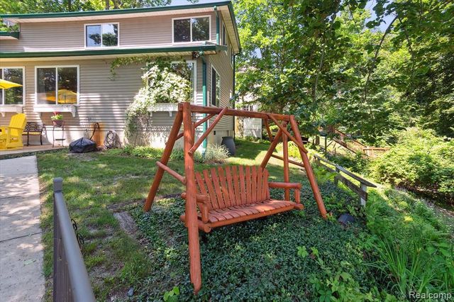 2340 Lakeview Drive, Brooklyn, MI 49230