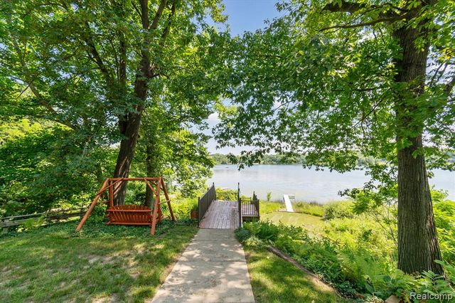 2340 Lakeview Drive, Brooklyn, MI 49230