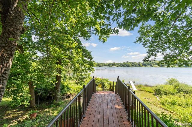 2340 Lakeview Drive, Brooklyn, MI 49230