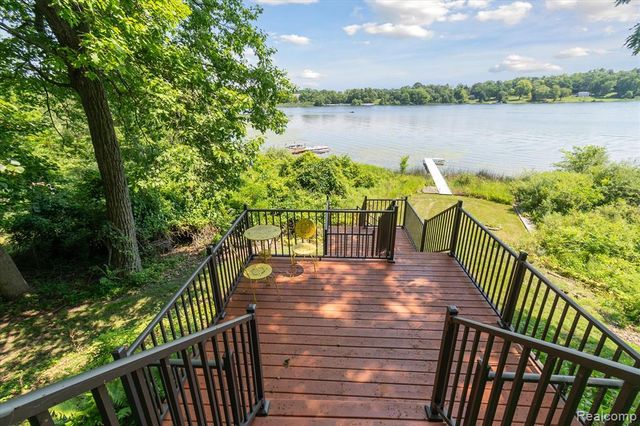 2340 Lakeview Drive, Brooklyn, MI 49230