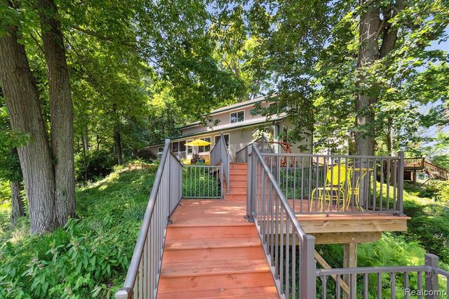 2340 Lakeview Drive, Brooklyn, MI 49230