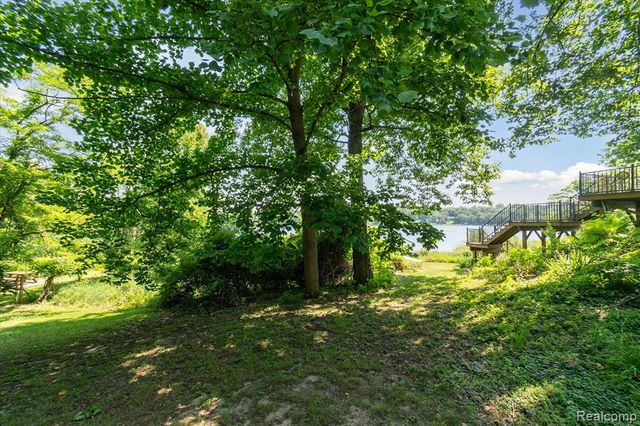 2340 Lakeview Drive, Brooklyn, MI 49230