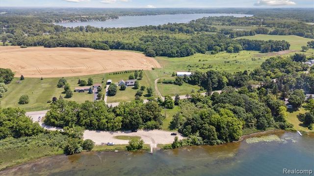 2340 Lakeview Drive, Brooklyn, MI 49230