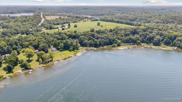 2340 Lakeview Drive, Brooklyn, MI 49230