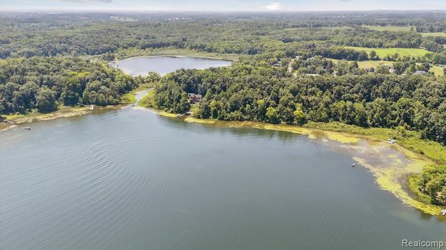 2340 Lakeview Drive, Brooklyn, MI 49230