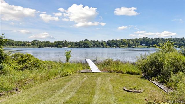 2340 Lakeview Drive, Brooklyn, MI 49230