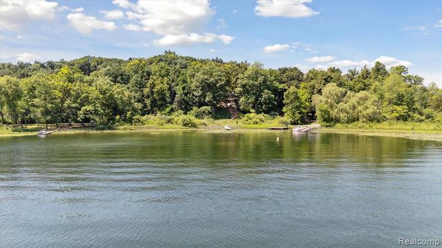 2340 Lakeview Drive, Brooklyn, MI 49230