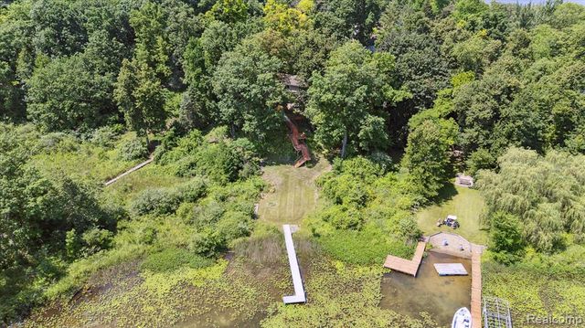 2340 Lakeview Drive, Brooklyn, MI 49230